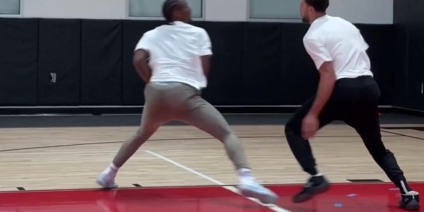 多多28官方网站-干货教学局！拉文&amp;amp;马克西&amp;amp;乌布雷休赛期高强度1V1单挑训练