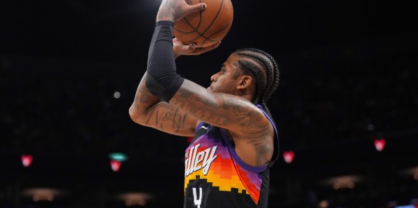 28圈-布克：杰伦·格林开场为我们定下比赛基调 直接拉开了场上空间